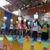 Pentas Seni dan Pelepasan Kelas IV SDN Cigugur Tengah dengan Memanfaatkan Bahan Daur Ulang dan Nol Budget. (Mong/Jabar Ekspres)