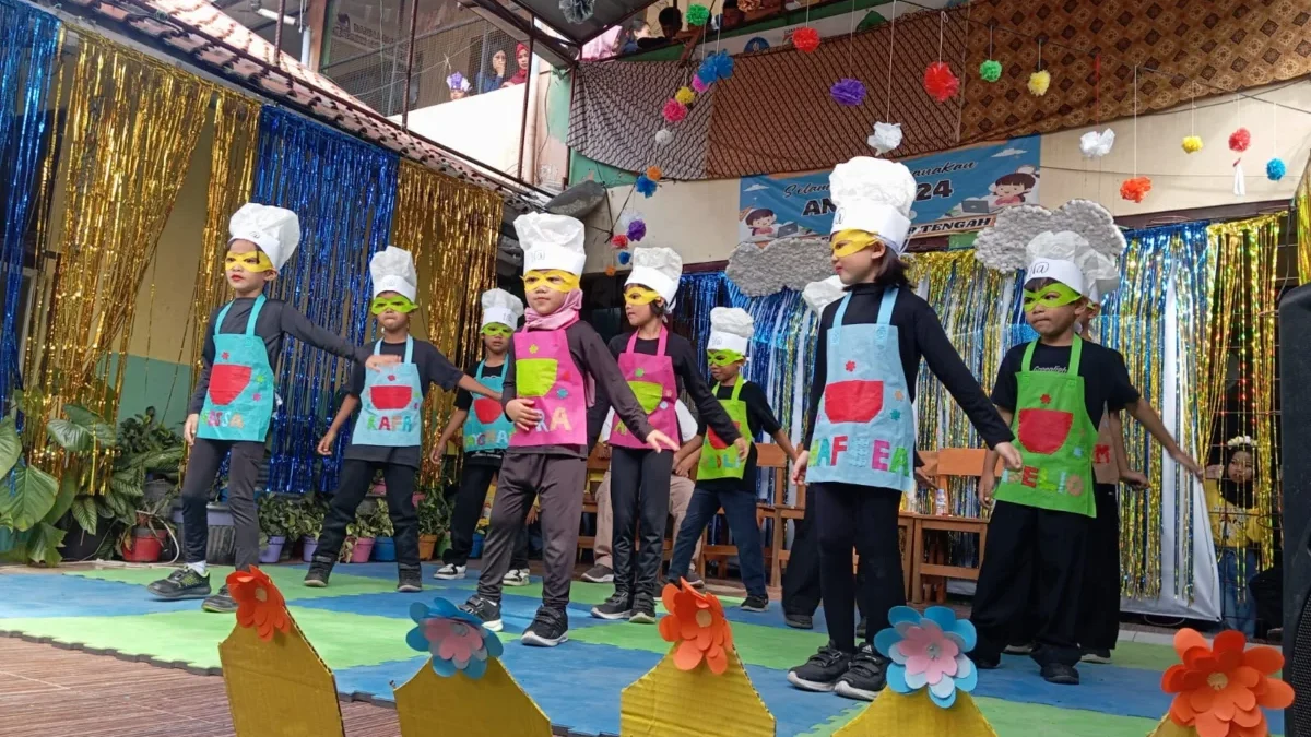 Pentas Seni dan Pelepasan Kelas IV SDN Cigugur Tengah dengan Memanfaatkan Bahan Daur Ulang dan Nol Budget. (Mong/Jabar Ekspres)