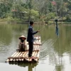 Masyarakat Desa Karanganyar, Kecamatan Cililin, Bandung Barat menyeberangi Waduk Saguling menggunakan rakit. Dok Jabar Ekspres/Suwitno