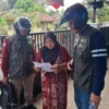 Kepala P3DW Kota Banjar Benny Suranata (kanan) jemput bola secara door to door mendatangi wajib pajak kendaraan bermotor di Kota Banjar, Selasa (17/6/2025). (Cecep Herdi/Jabar Ekspres)