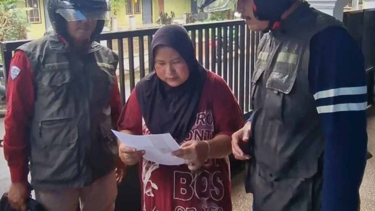 Pemutihan Pajak Tinggal Hitungan Hari, Tim Motor Samsat Banjar Sisir Pelosok Kepala P3DW Kota Banjar Benny Suranata (kanan) jemput bola secara door to door mendatangi wajib pajak kendaraan bermotor di Kota Banjar, Selasa (17/6/2025). (Cecep Herdi/Jabar Ekspres)