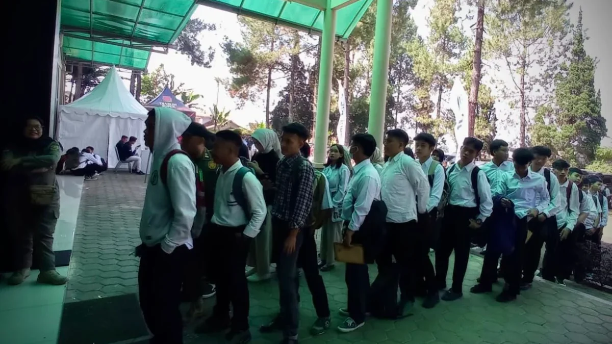 Ribuan pencaker dari berbagai kalangan usia rela antri panjang di job fair Bandung Barat. Selasa (17/6). Dok Jabar Ekspres/Suwitno