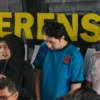 Ist. Tersangka kasus pelecehan seksual di RSHS Bandung berinisial PAP (tengah). Foto. sandi Nugraha.