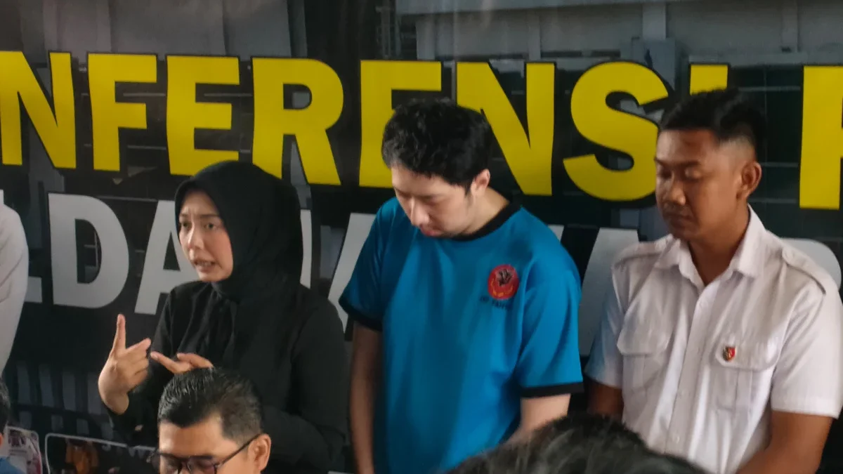 Ist. Tersangka kasus pelecehan seksual di RSHS Bandung berinisial PAP (tengah). Foto. sandi Nugraha.