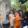 Polres Ciamis saat menggelar rekontruksi pembunuhan nenek oleh cucunya di Cihaurbeuti Ciamis. Rekontruksi itu dilaksanakan di TKP, Dusun Citengah, Desa Sukamulya, Kecamatan Cihaurbeuti, Ciamis, Selasa (17/6/2025). (Cecep Herdi/Jabar Ekspres)