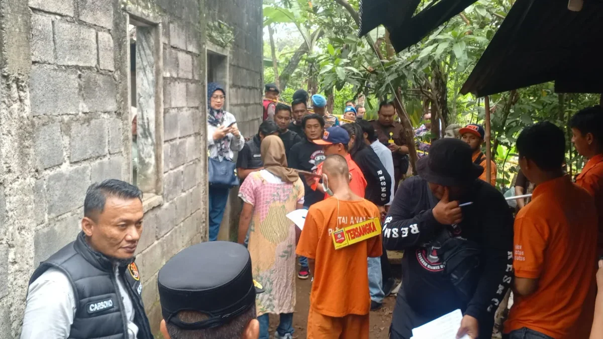 Polres Ciamis saat menggelar rekontruksi pembunuhan nenek oleh cucunya di Cihaurbeuti Ciamis. Rekontruksi itu dilaksanakan di TKP, Dusun Citengah, Desa Sukamulya, Kecamatan Cihaurbeuti, Ciamis, Selasa (17/6/2025). (Cecep Herdi/Jabar Ekspres)