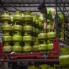 Petugas menurunkan tabung gas elpiji di Babakan Ciparay beberapa waktu lalu. Foto: Dimas Rachmatsyah / Jabar Ekspres