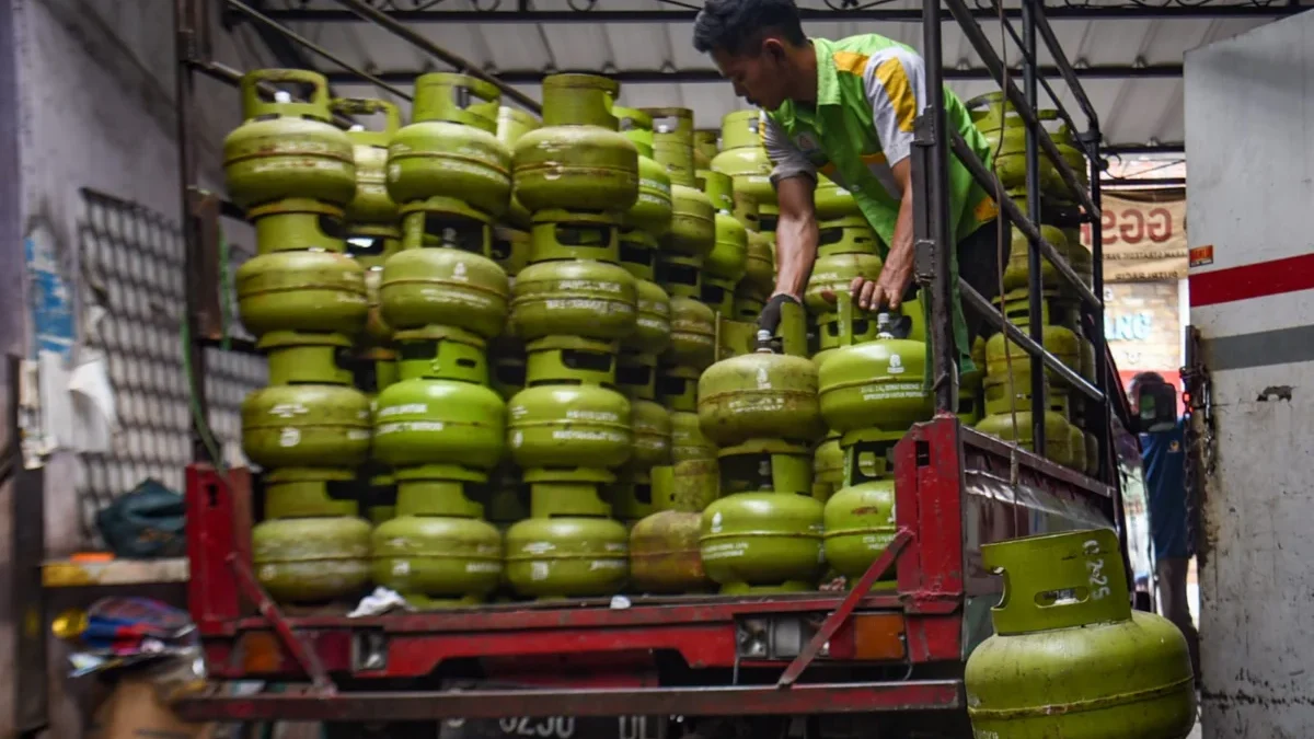 Bandung Mulai Sesuaikan HET Elpiji 3 Kilogram, Stok Diklaim Aman Petugas menurunkan tabung gas elpiji di Babakan Ciparay beberapa waktu lalu. Foto: Dimas Rachmatsyah / Jabar Ekspres