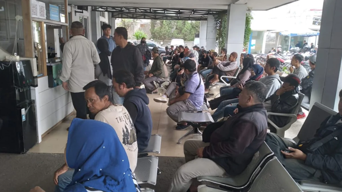 Jelang Tenggat Pemutihan Pajak, Antrean Samsat Rancaekek Mulai Stabil Kondisi Samsat Rancaekek Bandung Jelang Berakhirnya Program Pemutihan Tunggakan Pajak Kendaraan Bermotor. (Yanuar/Jabar Ekspres)