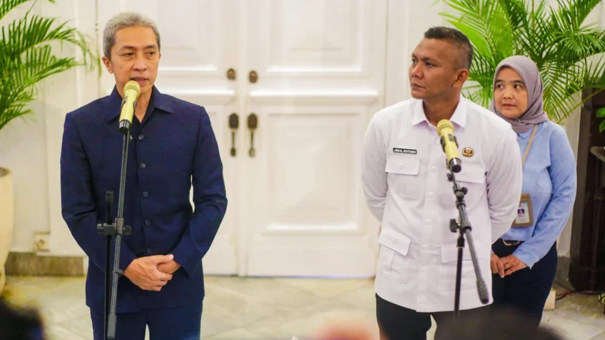 Lewati Proses Seleksi Ketat, Denny Mulyadi Terpilih Jadi Sekda Baru Kota Bogor Wali Kota Bogor, Dedie A. Rachim bersama wakilnya Jenal Mutaqin saat Konferensi Pers di teras Balai Kota Bogor, Selasa (17/6) Malam. (Yudha Prananda / Jabar Ekspres)