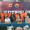 Dok. Polda Jabar (tengah) saat lakukan pengungkapan judi kasino yang terjadi di wilayah Kota Bandung, Rabu (18/6). Foto: Sandi Nugraha / Jabar Ekspres.