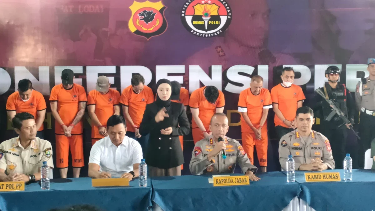 Dok. Polda Jabar (tengah) saat lakukan pengungkapan judi kasino yang terjadi di wilayah Kota Bandung, Rabu (18/6). Foto: Sandi Nugraha / Jabar Ekspres.