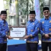 Wal Kota dan Wakil Wali Kota Cimahi, Ngatiyana-Adhitia saat Memberikan Penghargaan pada Diskominfo Kota Cimahi (Mong)