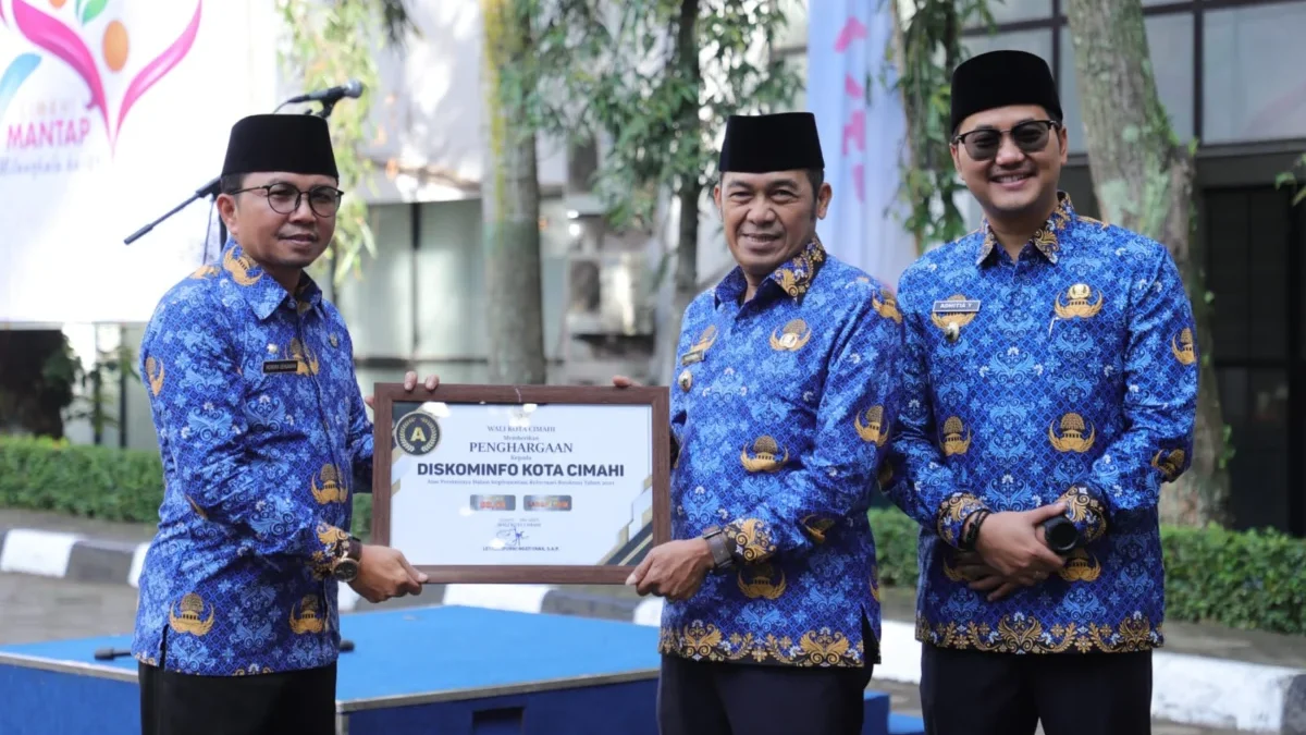 Wal Kota dan Wakil Wali Kota Cimahi, Ngatiyana-Adhitia saat Memberikan Penghargaan pada Diskominfo Kota Cimahi (Mong)