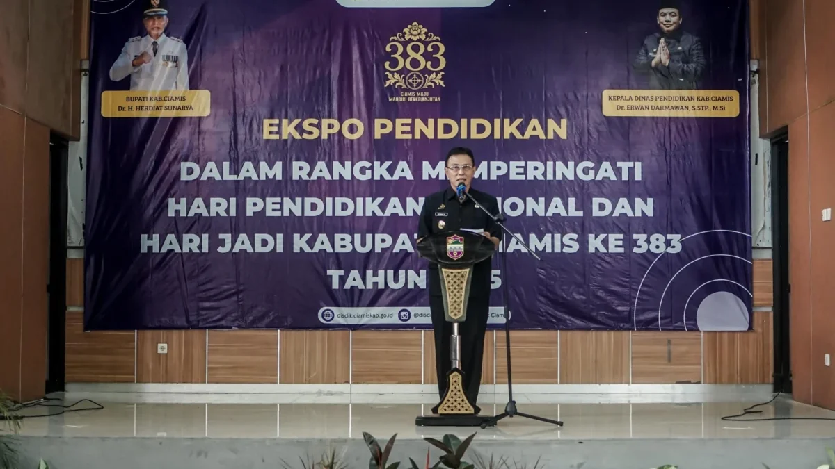 Bupati Ciamis Herdiat Sunarya saat memberikan sambutan di expo pendidikan dalam rangka hari pendidikan nasional dan hari jadi Bupati Ciamis ke 383, Rabu (18/6/2025). Dalam sambutan itu, Bupati Herdiat geram terhadap Kepala KCD 13 Ciamis.(Cecep Herdi/Jabar Ekspres)