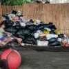 Ilustrasi: Warga berada di dekat tumpukan sampah sekali pakai. Foto: Dimas Rachmatsyah / Jabar Ekspres