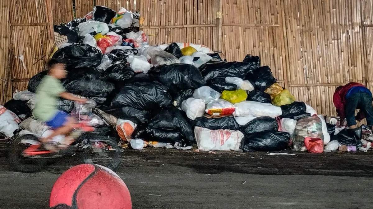Ilustrasi: Warga berada di dekat tumpukan sampah sekali pakai. Foto: Dimas Rachmatsyah / Jabar Ekspres