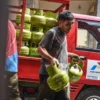 Pekerja membawa tabung gas elpiji 3 kilogram di salah satu agen di Babakan Ciparay, Kota Bandung, Rabu (18/6). Foto: Dimas Rachmatsyah / Jabar Ekspres