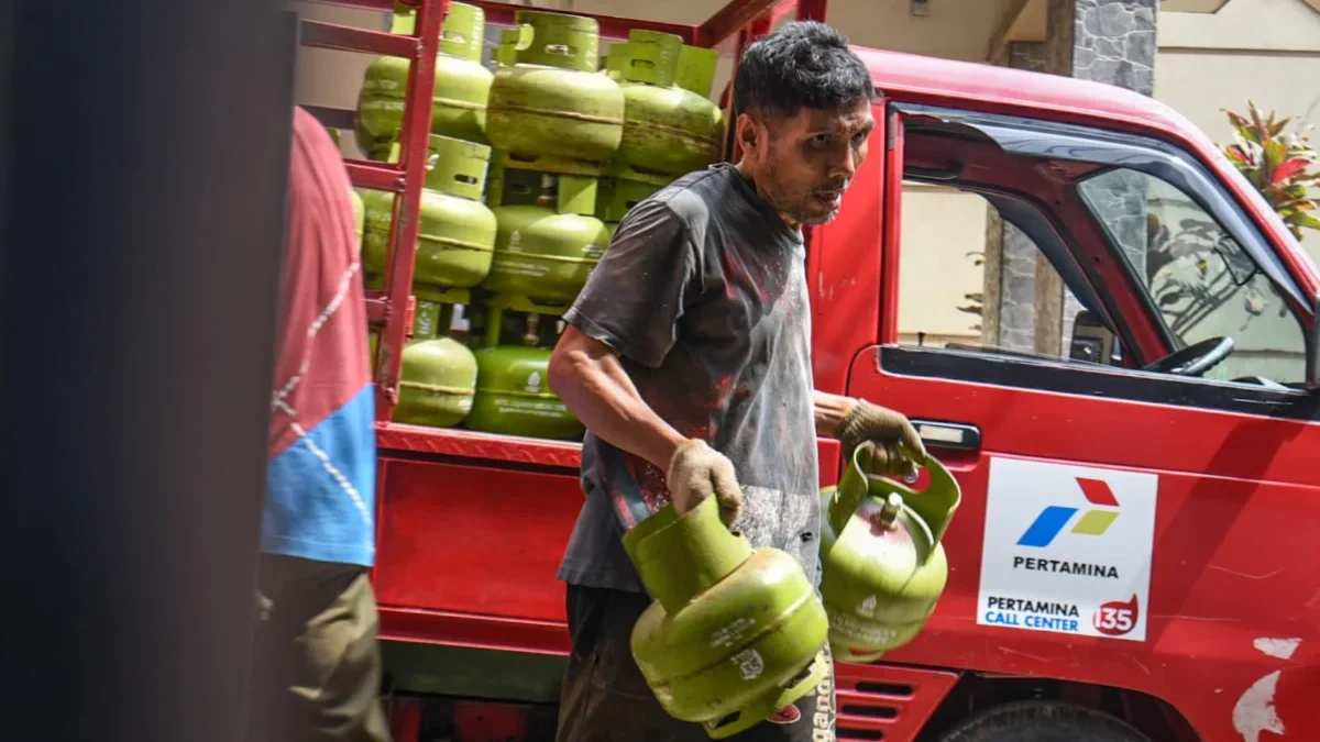 Pekerja membawa tabung gas elpiji 3 kilogram di salah satu agen di Babakan Ciparay, Kota Bandung, Rabu (18/6). Foto: Dimas Rachmatsyah / Jabar Ekspres