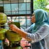 Penjual merapikan gas elpiji 3 kilogram di salah satu warung di Jalan Gumuruh, Kota Bandung, Rabu (18/6). Foto: Dimas Rachmatsyah / Jabar Ekspres