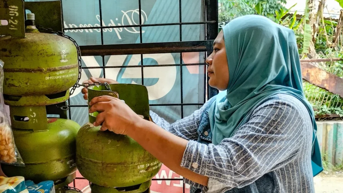 Penjual merapikan gas elpiji 3 kilogram di salah satu warung di Jalan Gumuruh, Kota Bandung, Rabu (18/6). Foto: Dimas Rachmatsyah / Jabar Ekspres