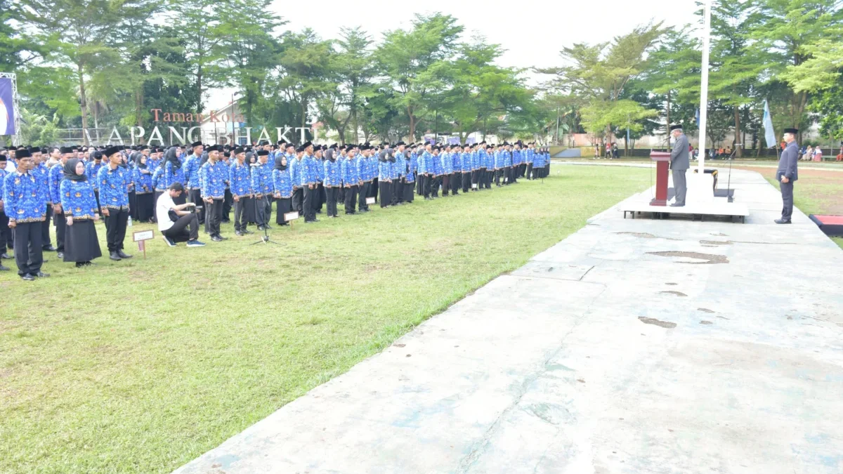 Wali Kota Banjar saat melantik ribuan P3K di Lapang Bhakti Kota Banjar, Rabu (18/6/2025). (Cecep Herdi/Jabar Ekspres)