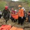 Proses evakuasi korban longsor galian pasir di Cirebon, Rabu (13/6/2025). (Istimewa)