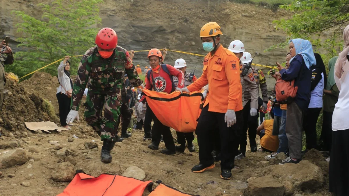 Tebing Galian Pasir di Cirebon Longsor, 2 Korban Tertimbun Meninggal Dunia Proses evakuasi korban longsor galian pasir di Cirebon, Rabu (13/6/2025). (Istimewa)