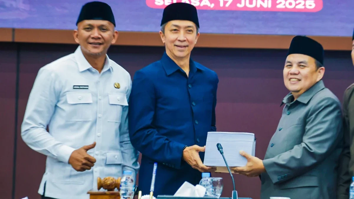 Wali Kota Bogor, Dedie A. Rachim didampingi wakilnya, Jenal Mutaqin bersama Ketua DPRD Kota Bogor, Adityawarman Adil mensahkan Raperda PT BPR Bank Kota Bogor. (Yudha Prananda / Istimewa)