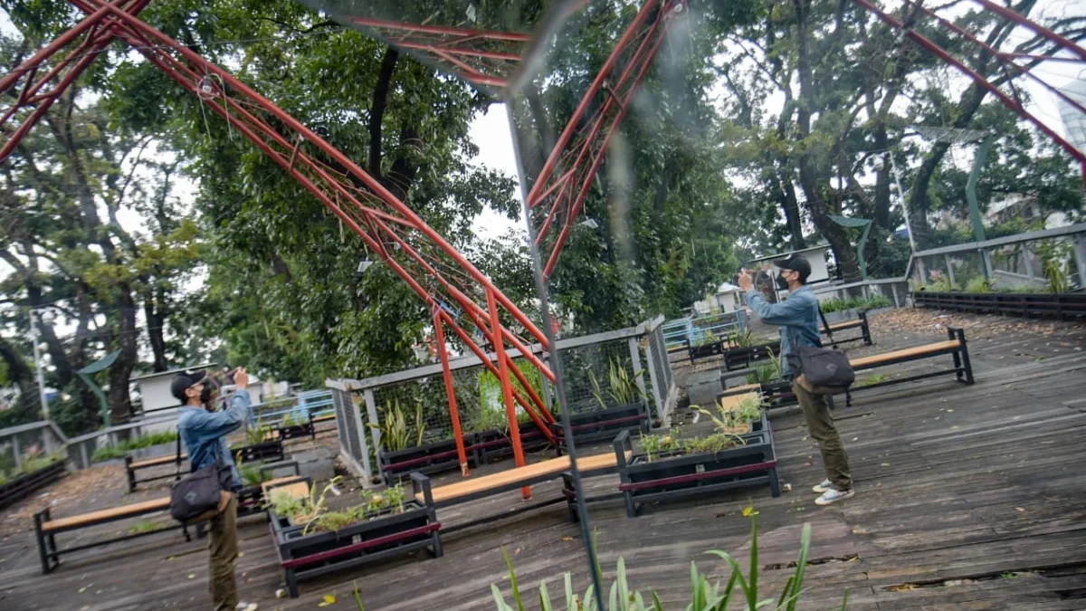 Masih Direvitalisasi, Satpol PP Diminta Kawal Ketat Teras Cihampelas Warga memotret Teras Cihampelas di Jalan Cihampelas, Kota Bandung, Rabu (18/6). Foto: Dimas Rachmatsyah / Jabar Ekspres