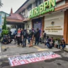 Ratusan warga menggeruduk kantor Agraria dan Tata Ruang Badan Pertanahan (ATR BPN) Bandung di Jalan Soekarno-Hatta, Kota Bandung, Kamis (19/6). Foto: Dimas Rachmatsyah / Jabar Ekspres