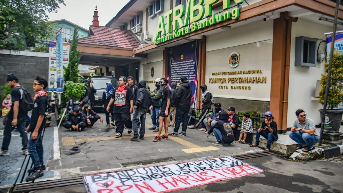 Ratusan warga menggeruduk kantor Agraria dan Tata Ruang Badan Pertanahan (ATR BPN) Bandung di Jalan Soekarno-Hatta, Kota Bandung, Kamis (19/6). Foto: Dimas Rachmatsyah / Jabar Ekspres