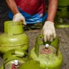 Pekerja membawa tabung gas elpiji 3 kilogram di salah satu agen, Kamis (19/6). Foto: Dimas Rachmatsyah / Jabar Ekspres