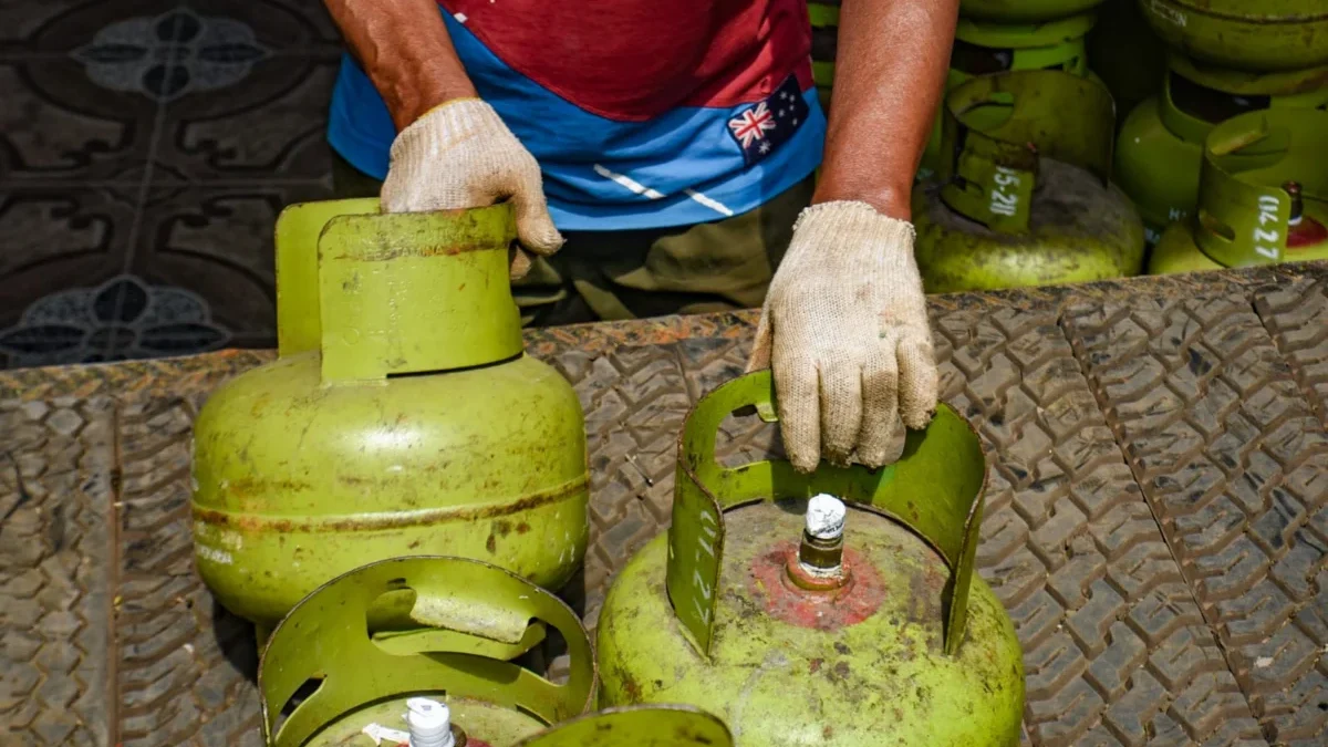 Pemkot Cimahi Naikkan HET Elpiji 3 Kg Jadi Rp19.600, Ini Alasan dan Dampaknya! Pekerja membawa tabung gas elpiji 3 kilogram di salah satu agen, Kamis (19/6). Foto: Dimas Rachmatsyah / Jabar Ekspres