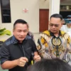 Tim Kuasa Hukum Ridwan Kamil, Muslim Jaya Butarbutar (kanan) usai jalani sidang pembacaan gugatan Lisa Mariana di PN Bandung. Kamis (19/6). Foto. Sandi Nugraha.