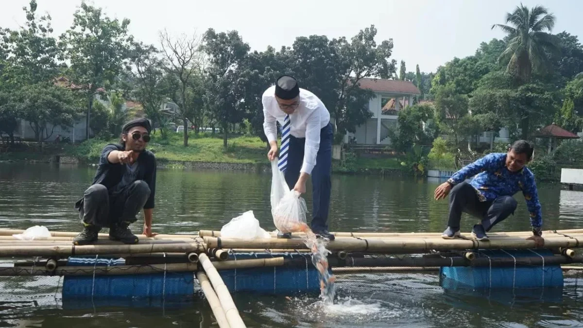 Dukung Ketahanan Pangan, Ketua DPRD Kabupaten Bogor Tebar Bibit Ikan Nila Ketua DPRD Kabupaten Bogor Satra Winara Tebar Bibit Ikan Nila