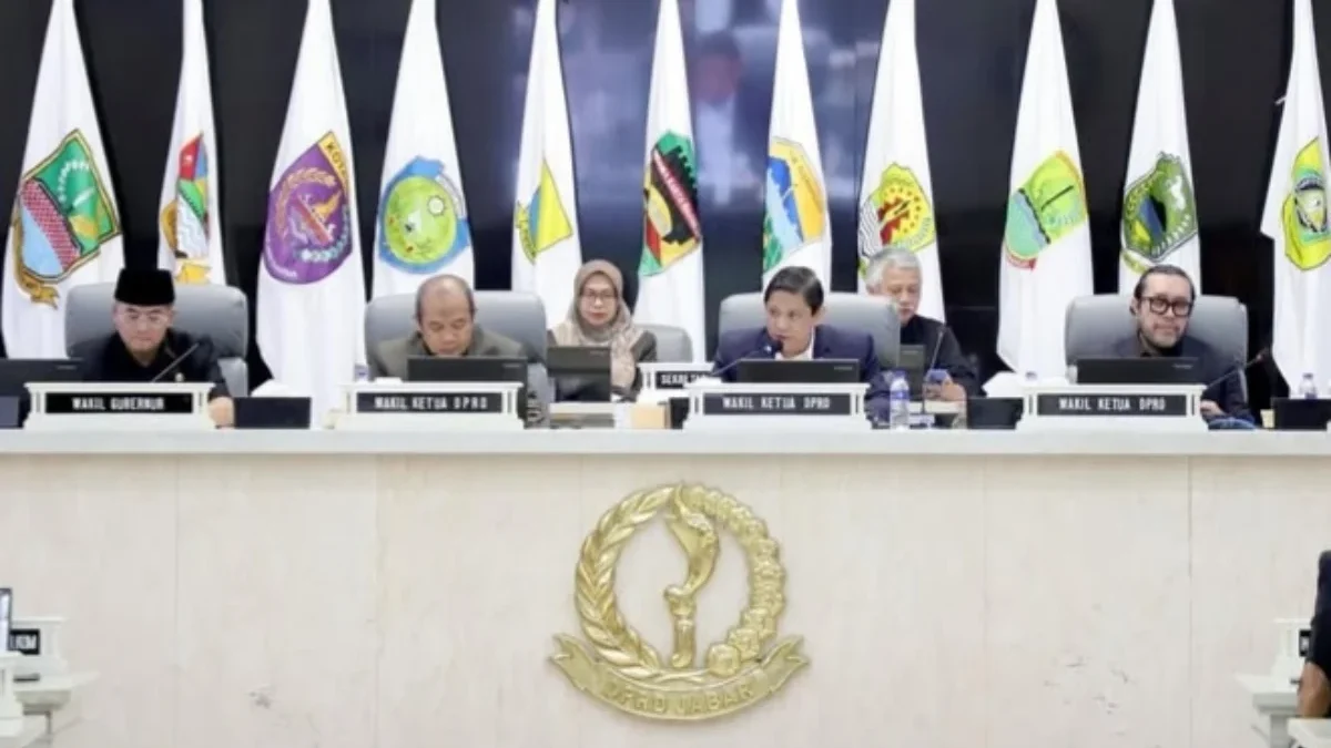 Wakil Ketua DPRD Jabar M.Q. Iswara (dua dari kanan) saat memimpin Rapat Paripurna.