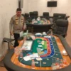 Dok. Salah satu peralatan Judi kasino yang berhasil diungkap di wilayah Kosambi, Kota Bandung. Foto. Sandi Nugraha.