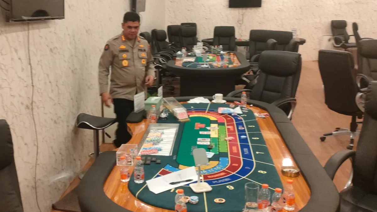 Dok. Salah satu peralatan Judi kasino yang berhasil diungkap di wilayah Kosambi, Kota Bandung. Foto. Sandi Nugraha.