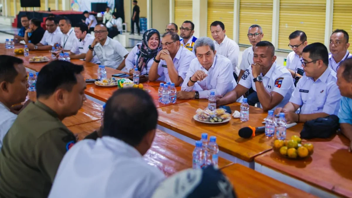 Dedie Rachim Wanti-Wanti PPJ, Pastikan Pasar Jambu Dua dan Gembrong Siap 100 Persen Sebelum Diresmikan! Wali Kota Bogor, Dedie A. Rachim bersama jajaran saat melakukan rapat bersama Permda PPJ Kota Bogor. (Yudha Prananda / Jabar Ekspres)