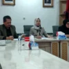 Ketua Fraksi PDI Perjuangan DPRD Jawa Barat Ineu Purwadewi Sundari (tengah) ditemani Sekretaris Fraksi Tom Maskun (kiri) dan Anggota Fraksi Ika Siti Rahmatika (kanan)