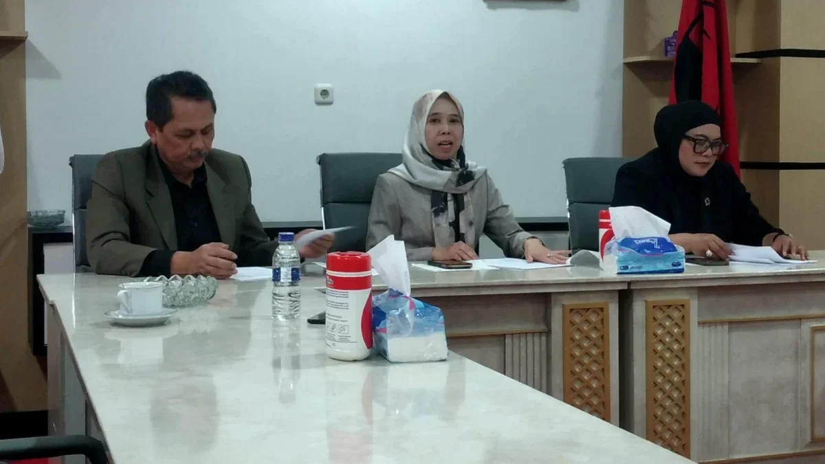 APBD 2024 Jabar Dipertanyakan! Fraksi PDI Perjuangan Soroti Masalah Utang BPJS dan Tata Kelola Aset Pemprov Ketua Fraksi PDI Perjuangan DPRD Jawa Barat Ineu Purwadewi Sundari (tengah) ditemani Sekretaris Fraksi Tom Maskun (kiri) dan Anggota Fraksi Ika Siti Rahmatika (kanan)