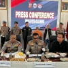 Kapolres Ciamis AKBP Akmal saat menggelar konferensi pers pencabulan guru ngaji terhadap muridnya, Kamis (19/6/2025). (Cecep Herdi/Jabar Ekspres)