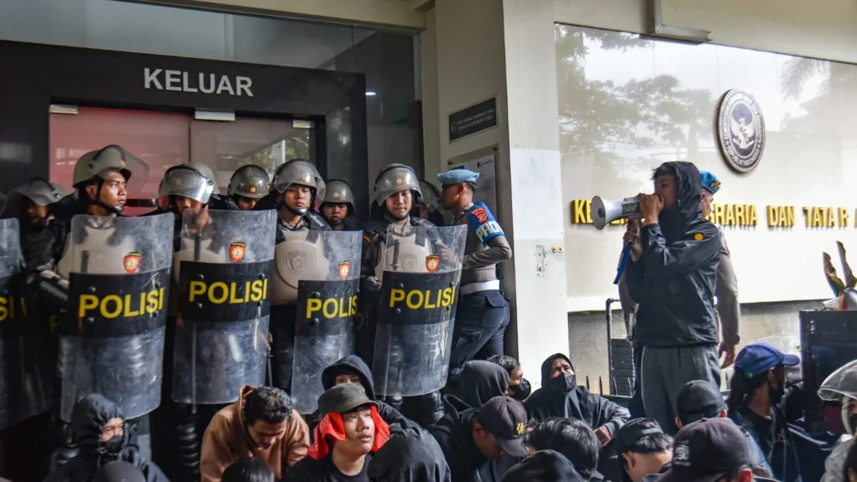 Sejumlah massa aksi Sukahaji menggelar aksi di Kantor Agraria dan Tata Ruang Badan Pertanahan (ATR BPN) Bandung, Jalan Soekarno-Hatta, Kota Bandung, Kamis (19/6). Foto: Dimas Rachmatsyah / Jabar Ekspres