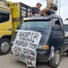 Ribuan sopir truk dari berbagai wilayah di Kabupaten Bandung melakukan aksi unjuk rasa dengan memblokade pintu keluar Gerbang Tol Soreang–Pasirkoja (Soroja), Kamis (19/6/2025). Foto: Agi / Jabar Ekspres.