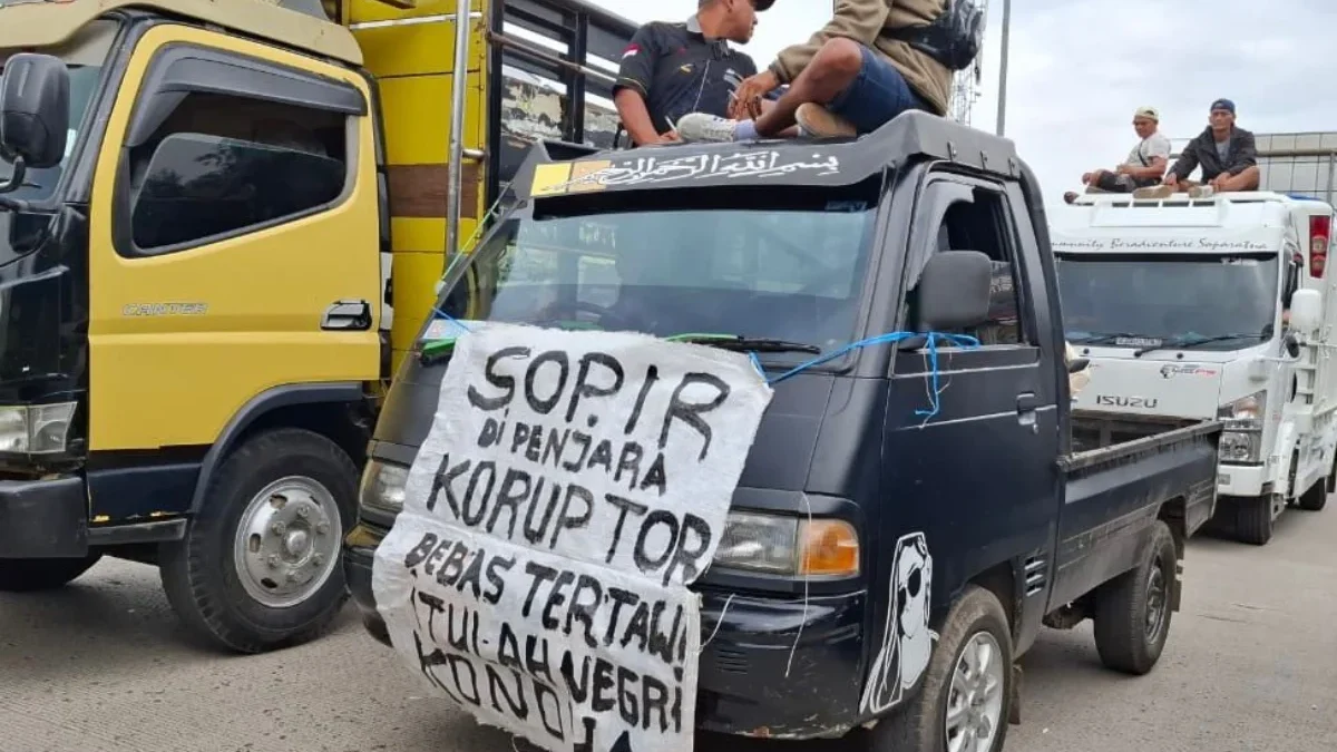 Ribuan sopir truk dari berbagai wilayah di Kabupaten Bandung melakukan aksi unjuk rasa dengan memblokade pintu keluar Gerbang Tol Soreang–Pasirkoja (Soroja), Kamis (19/6/2025). Foto: Agi / Jabar Ekspres.