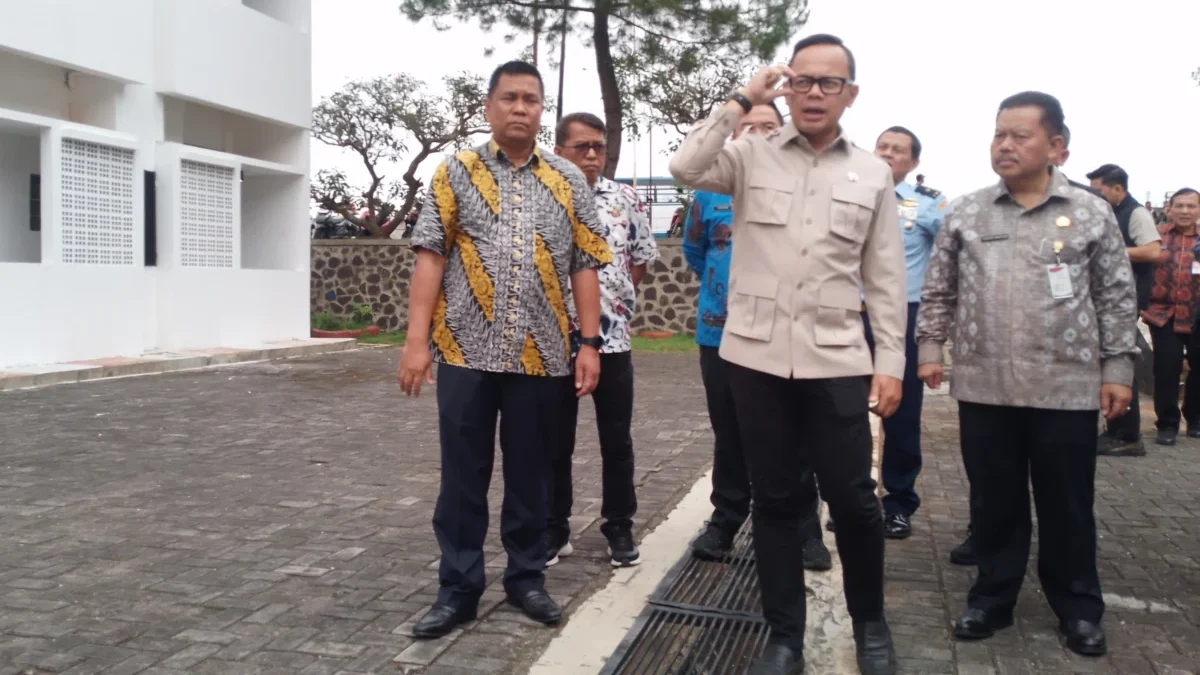 Tinjau IPDN Kampus Jatinangor, Wamendagri Sebut Retret Akan Diikuti 87 Kepala Daerah dari 93 Peserta Terdaftar Wamendagri, Bima Arya Sugiarto saat kunjungi Institut Pemerintahan Dalam Negeri (IPDN) Kampus Jatinangor di Kabupaten Sumedang, Jawa Barat, Kamis (19/6/2025). (Yanuar/Jabar Ekspres)