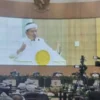 Gubernur Jabar Dedi Mulyadi saat menghadiri rapat Paripurna di gedung DPRD Bandung Barat. Kamis (19/6). Dok Jabar Ekspres/Suwitno