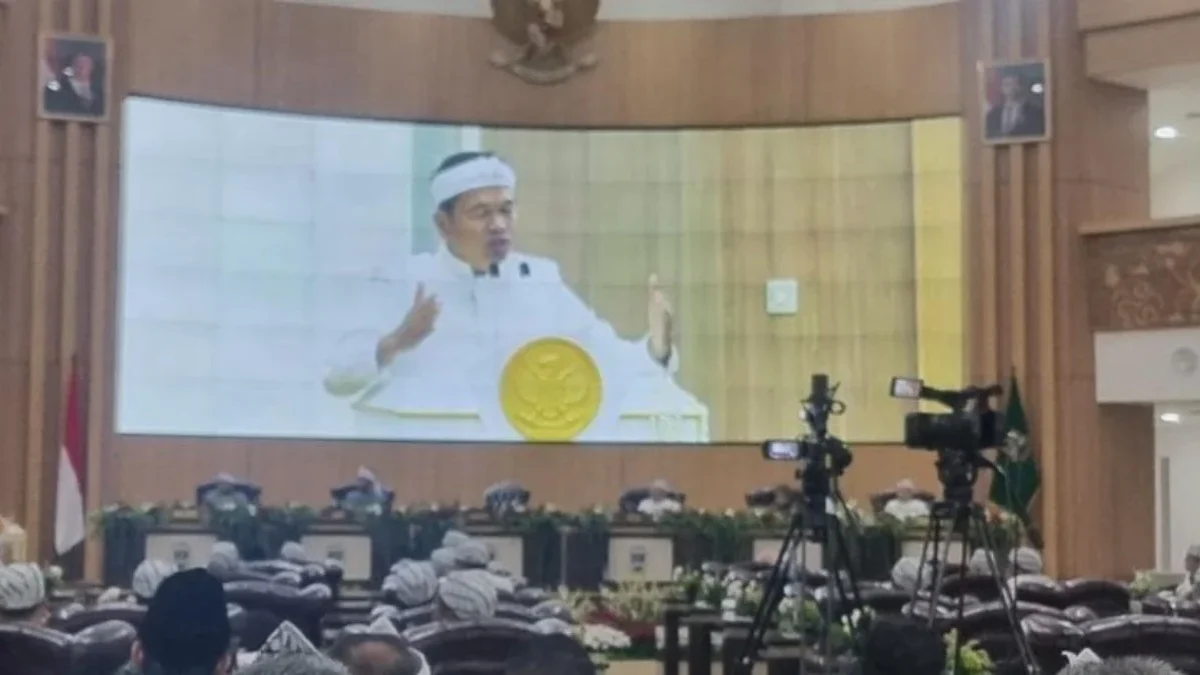 Sulit Dibranding, Dedi Mulyadi: Bandung Barat Perlu Ganti Nama! Gubernur Jabar Dedi Mulyadi saat menghadiri rapat Paripurna di gedung DPRD Bandung Barat. Kamis (19/6). Dok Jabar Ekspres/Suwitno