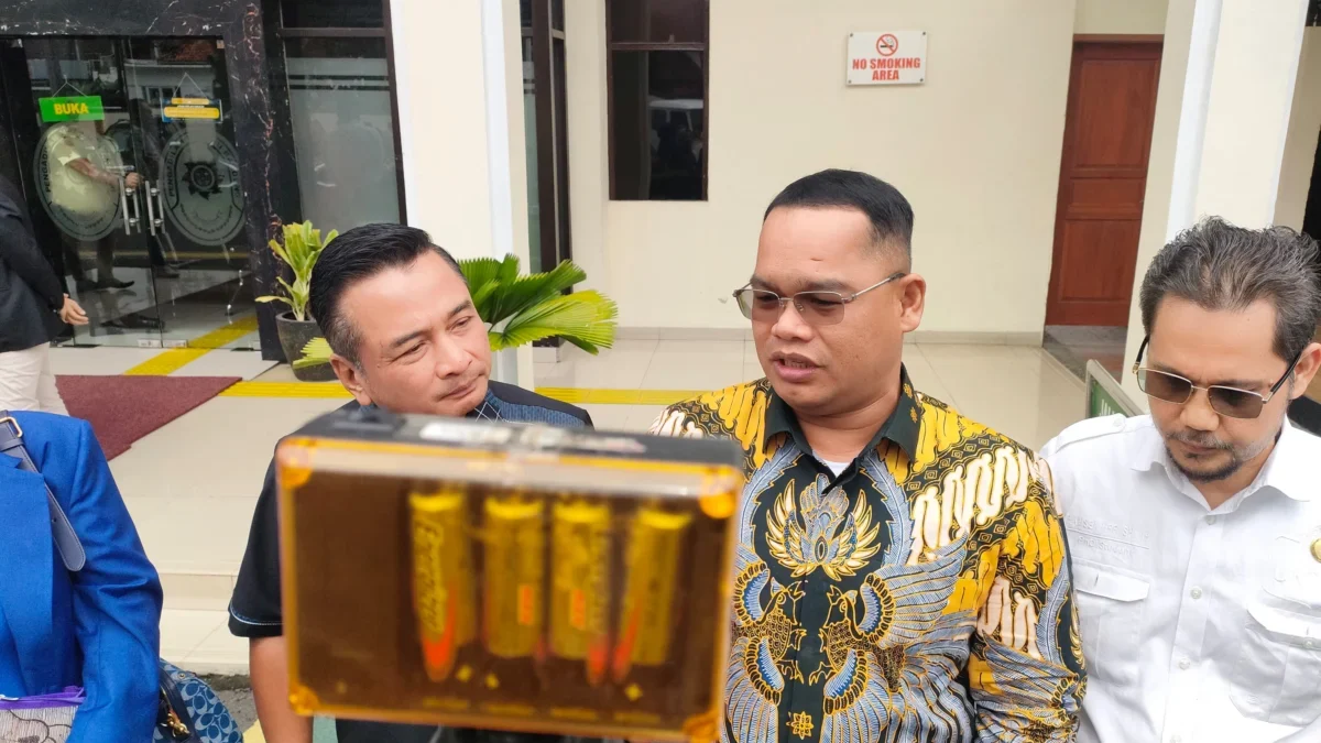 sTim Kuasa Hukum Ridwan Kamil, Muslim Jaya Butarbutar (tengah) foto. Sandi Nugraha.